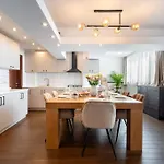 Superb Views 3br Duplex - 4 Balconies + Parking בוקרשט